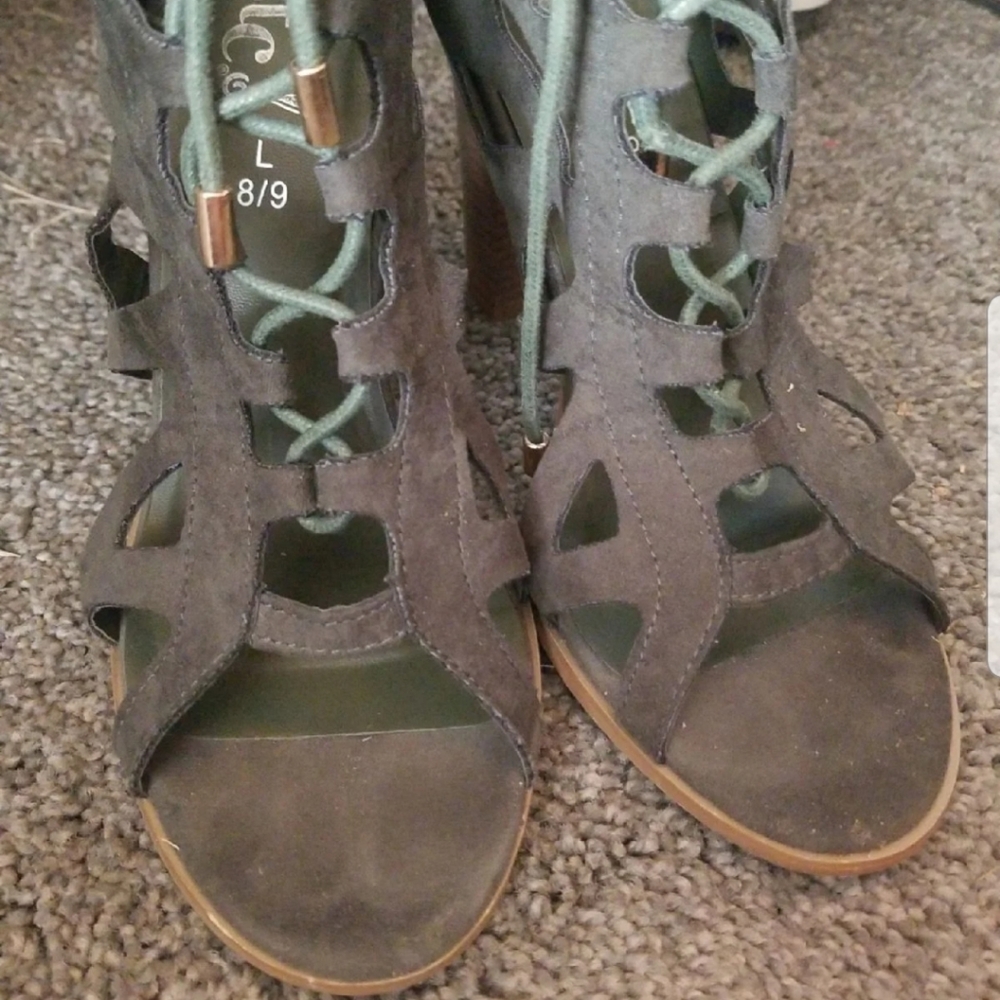 Heels - Picture 2 of 3